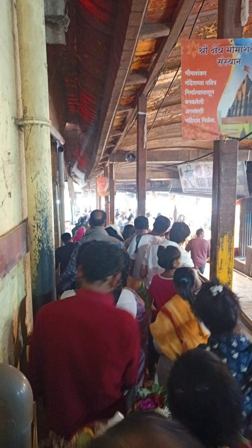 twe_Aditya's tweet image. भारत में भगवान् के दर्शन भी पैसे देकर ही प्राप्त होते है.  और ज्यादा देर तक दर्शन करने पर आपको धक्के मारके निकाल भी सकते है .  #VIPDarshan