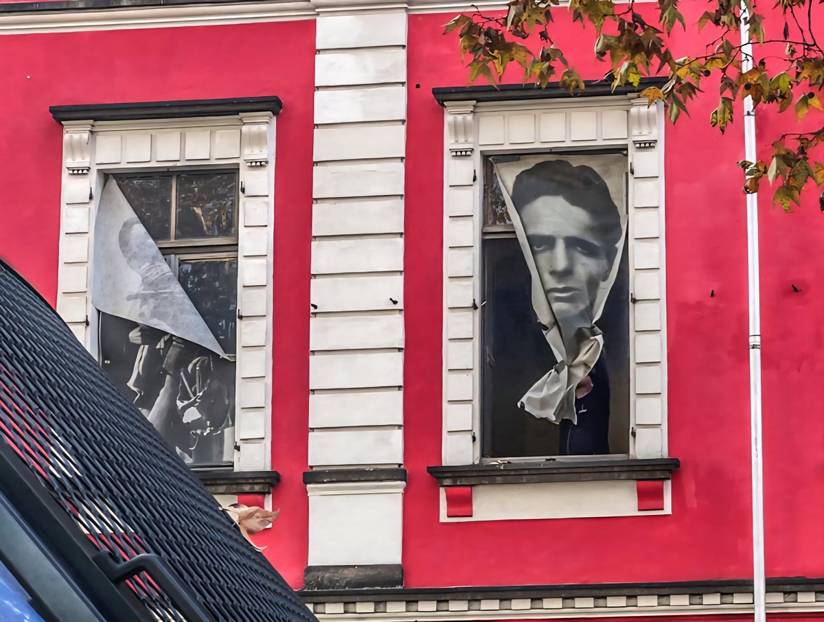 Hanno ingiuriato anche la memoria dei morti e non per errore o ignoranza. Sanno sempre cosa sfregiano.
Ogni sgombero non è mai solamente l'esecuzione di atti amministrativi e di ordine pubblico, la repressione è sempre gesto politico e simbolico.

Ma non è finita 👊