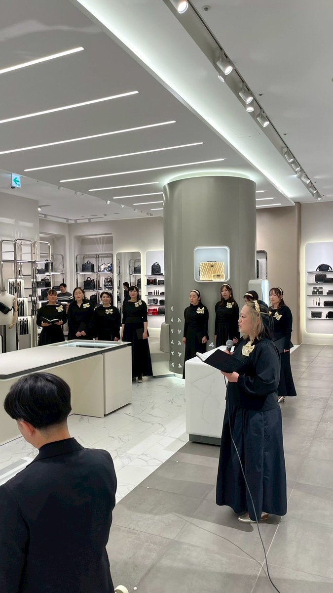 regalotokyo's tweet photo. 昨日の引き続きトゥミ銀座でのミニクリスマスコンサート、無事に終了しました♪
ご来店いただきました皆様、ありがとうございました！！
ホリデーシーズンとは思えない暖かさでしたが、来週は寒くなるようですよ❄️
皆様素敵なクリスマスをお過ごしくださいね🎄 https://t.co/SPJTsPtfKb