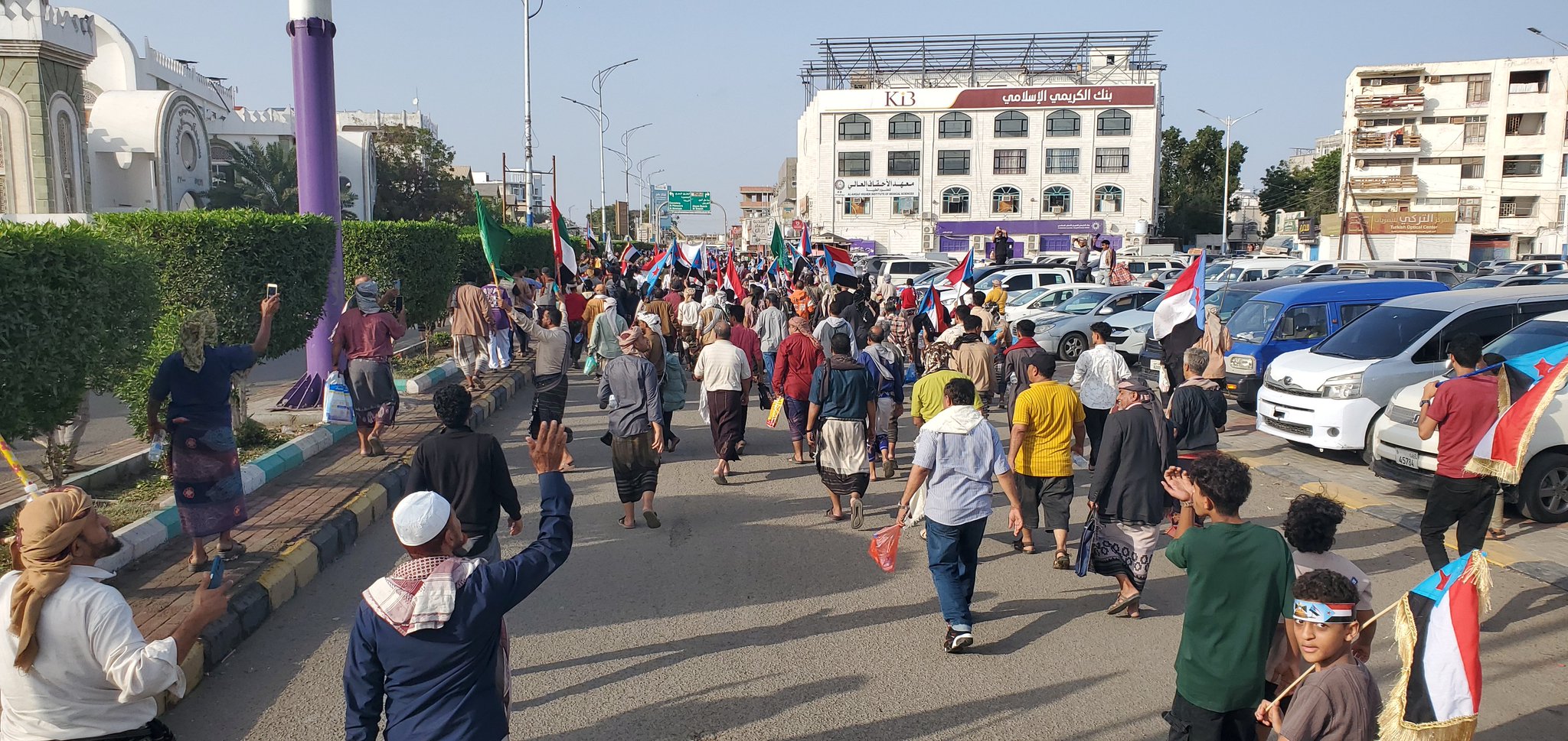 الجماهير المحتشدة في ساحة العروض تستعد لاستقبال موكب يافع #استعادة_دوله_الجنوب 