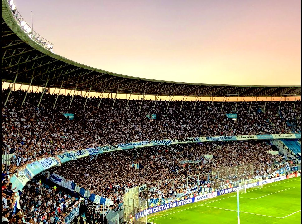 elJediCervecero's tweet photo. Se cumplen 4 años desde que:
-Alquilaron hinchadas porque no tienen
-le anularon un gol a Quilmes por offside (polémico)
-Saracho el arquero de Quilmes se tiro para el otro lado en todos los penales y a los 10 dias lo ficho Barracas
Final turbia como toda la AFA de Tapia.
De esa noche me quedo con esto:
Nunca van a tener una banda y un aguante como el nuestro; hay cosas que el dinero no puede comprar: