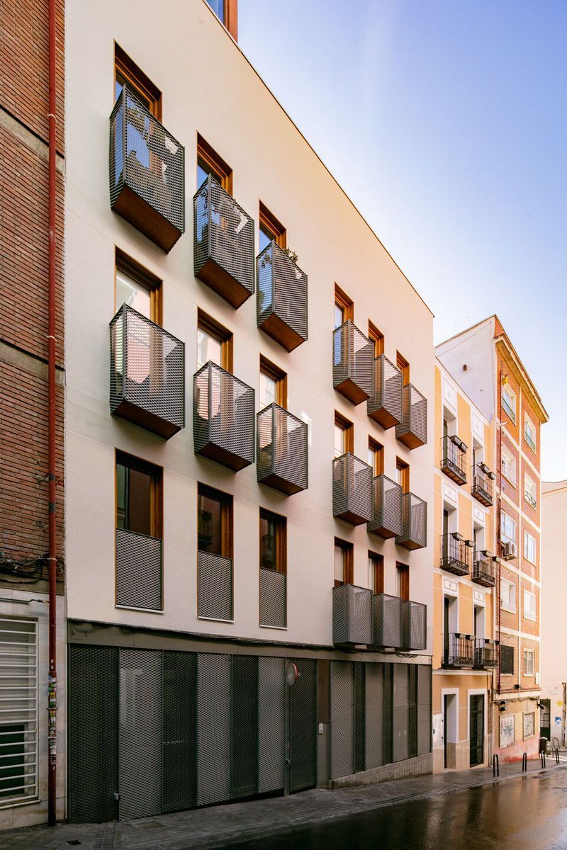 Archello's tweet photo. Buenavista Housing reinterprets the semi-detached urban block through a CLT timber structure, maximising residential space with a compact, efficient layout.
https://t.co/26lZ5wptVy
#CLTConstruction #PhotocatalyticFacade #SustainableHousing https://t.co/HMIdNHBW7W