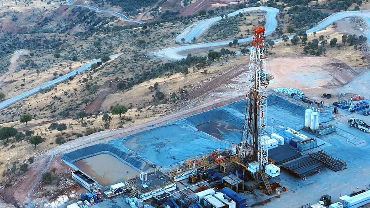 trhaber_com's tweet photo. Gabar petrol sahasına yeşil dokunuş: 100 bin fidan toprakla buluşacak

📌Enerji ve Tabii Kaynaklar Bakanlığı, petrol üretim üssüne dönüştürülen Şırnak Gabar'da fidan dikim seferberliği başlattı.

▪️Bu kapsamda Türkiye Petrolleri Anonim Ortaklığı (TPAO) tarafından Gabar bölgesinde 100 bin fidan dikilmesi planlandı. 

▪️Ağaçlandırma çalışmaları için 80 hektarlık alan belirlendi. 

▪️Söz konusu alanın yarısından fazlasında teraslama ve çukur açma işlemleri tamamlandı.