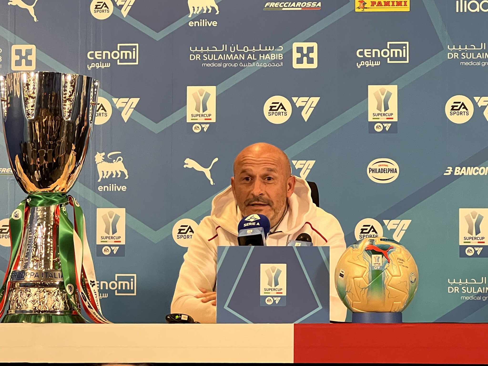 فينشينزو إيتاليانو مدرب فريق بولونيا في المؤتمر الصحافي: -الكأس التي أمامي على الطاولة جميلة، وأريد أن أخذها معي للمنزل. #نابولي_بولونيا 