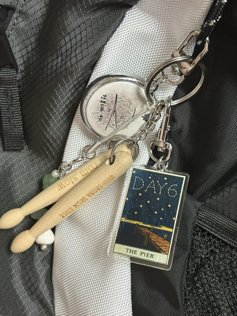 팬미때 컨페티 키링 만든건데 하나 남아서 필요한 사람?? 있을라낭
알티해두면 추첨으류 뽑을게 (참저삭 할수더)