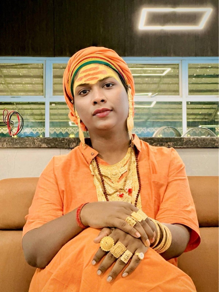 sakal_hindu_'s tweet photo. Mahamandaleshwar Aradhana Sakhi of the Vaishnav Kinnar Akhara raised her voice in the Shaniwar Wada Namaz case. She fought for justice for Hindu Kinnars who were being converted, protected thousands of cows, and safely rescued hundreds of Hindu girls trapped in love jihad.
Despite this, she was targeted @puneruralpolice filed a false case against Aradhana Sakhi, arrested her from her home, and kept her in a men’s jail. Her inhuman treatment continues.
Under @Dev_Fadnavis’ Hindutva government, Hindutva activists are being targeted one after another, after Harshu Thakur.
we urge HM @AmitShah to intervene immediately and ensure justice for Aradhana Sakhi by withdrawing the false cases.
@HMOIndia @CMOMaharashtra @NiteshNRane @DGPMaharashtra @kajal_jaihind