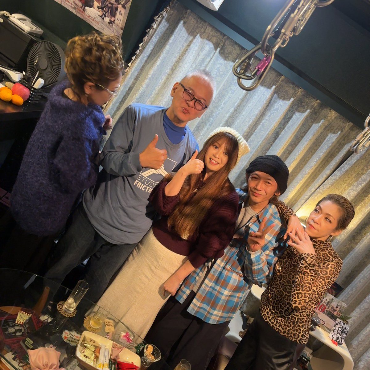 今日はイツメン達にも会え、久々の美人様達、はじめましてのイケメンイケ女様達など多数の方にお会い出来、最高のX'mas Presentでした。
人の繋がりって改めて大事だなぁと感慨深くなりんした。
皆様にとって良き一年の締め括りになれていたら嬉しいです。