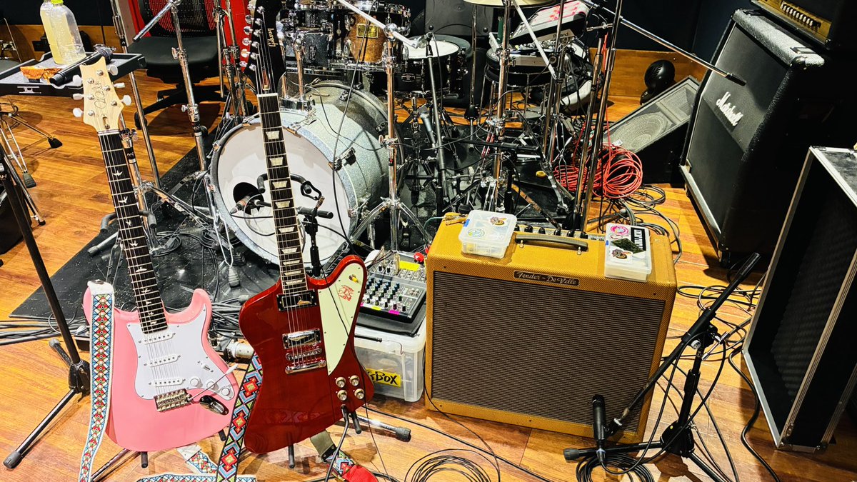 yoyoyotie's tweet photo. RH Day♫
#gibsonguitars
#gibsonfirebird
#prsguitars
#fenderamps
#elarastraps https://t.co/ZN2DinW035