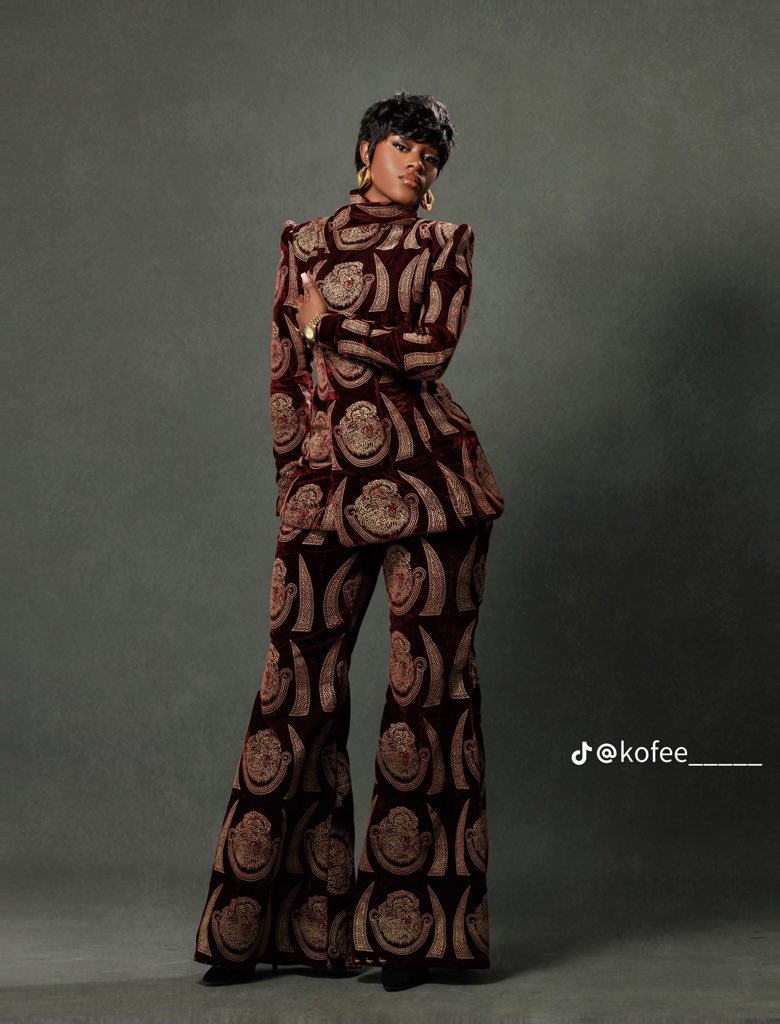 VoiceOfTheEast's tweet image. Have you ever seen Isiagu used for a birthday shoot like this?😍

Regal. Creative. Beautiful.
Tradition, but make it fashion.

Happy Birthday to you🎉