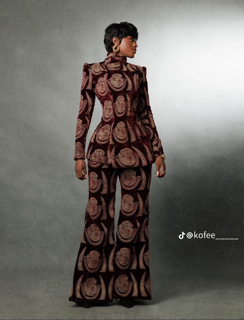 VoiceOfTheEast's tweet image. Have you ever seen Isiagu used for a birthday shoot like this?😍

Regal. Creative. Beautiful.
Tradition, but make it fashion.

Happy Birthday to you🎉