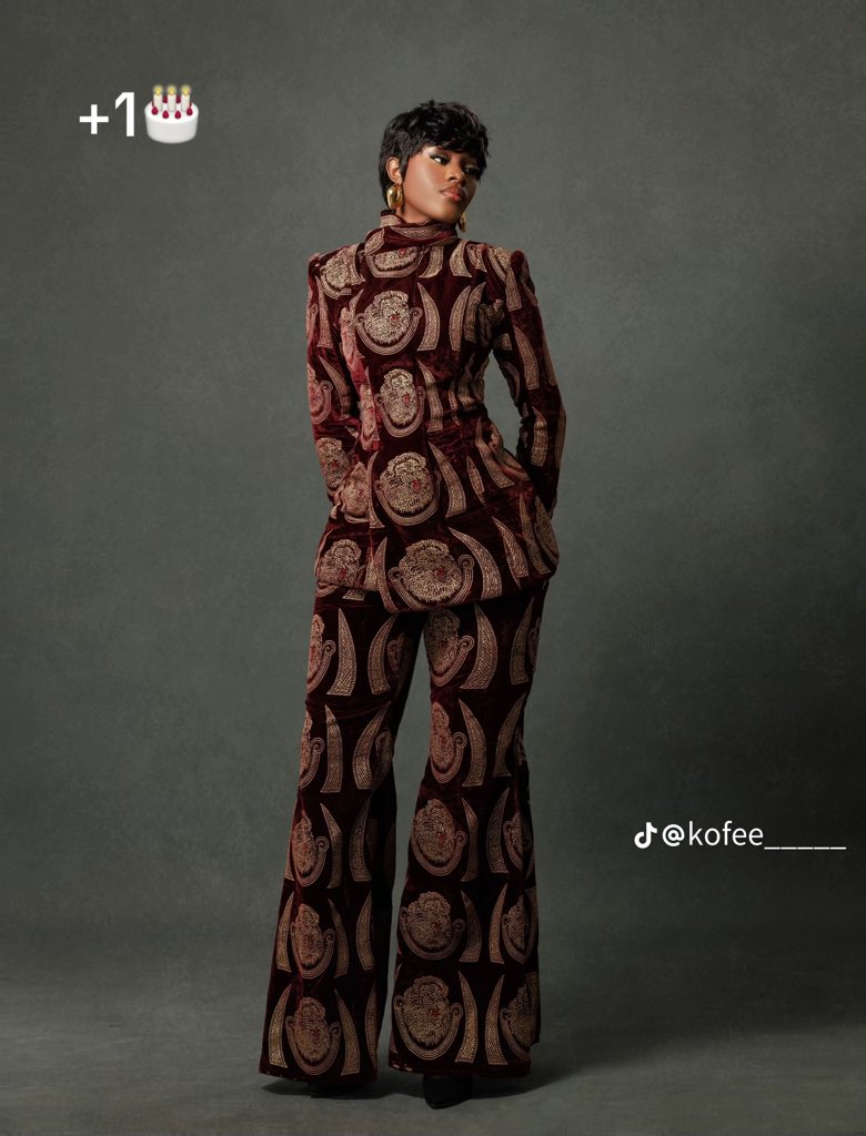 VoiceOfTheEast's tweet image. Have you ever seen Isiagu used for a birthday shoot like this?😍

Regal. Creative. Beautiful.
Tradition, but make it fashion.

Happy Birthday to you🎉