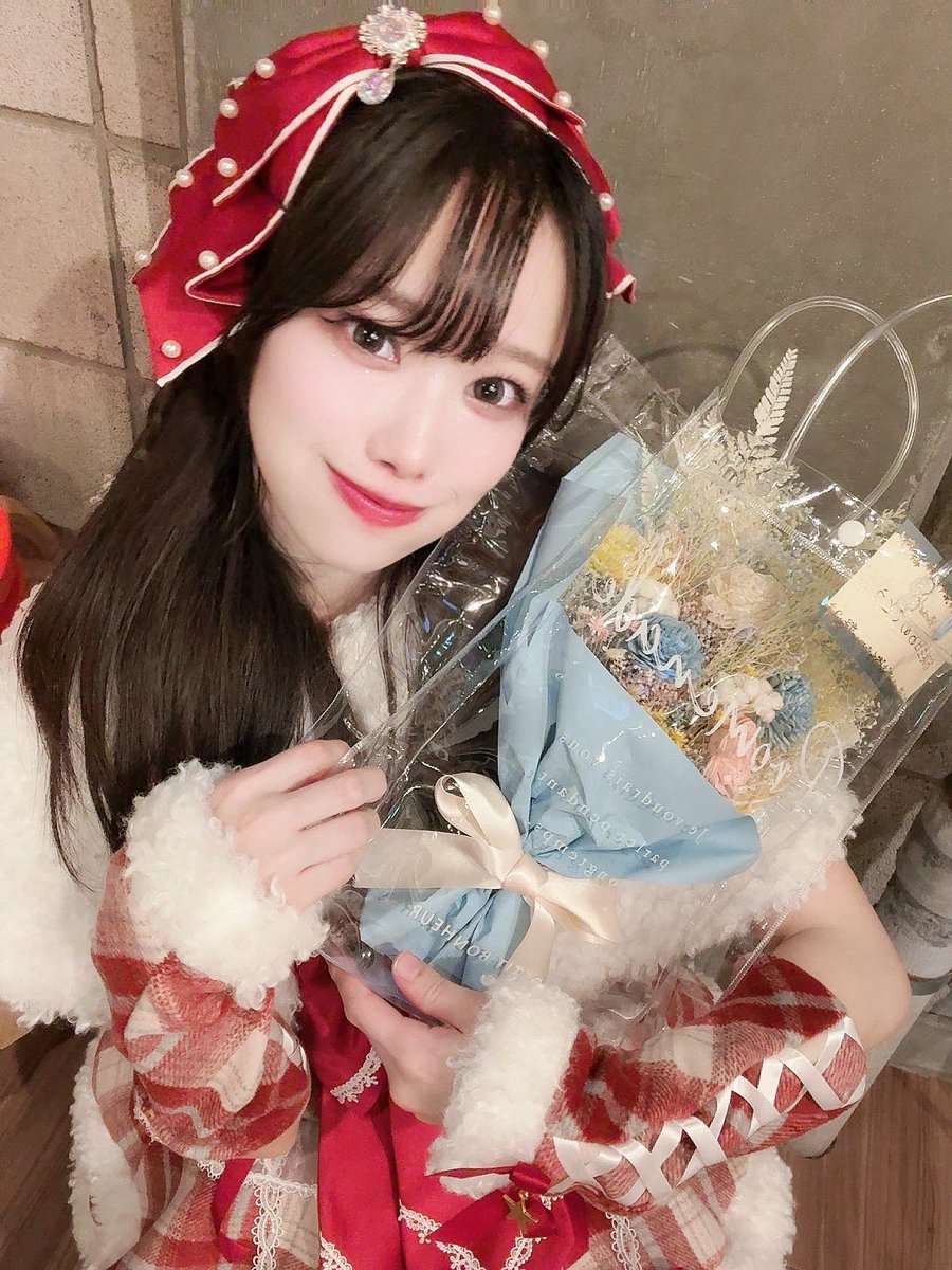 ニコスタクリスマスありがとうございました！🎅 実は今年のメンバーでは最古参の4年連続の出演です笑 たくさんお世話になったイベントで、思い入れの ある曲やお友達と踊れてとっても幸せでした🤍 今日も会いに来てくれてほんとうにありがとう！ 📝インスタストーリー, image size:900x1200