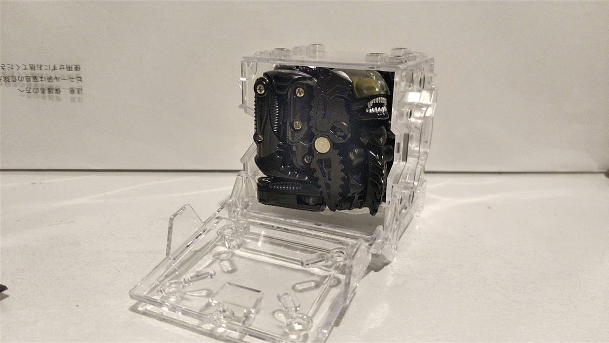 VestaZodiaNord's tweet image. 今日はヘロヘロだし何も触るまいと思ったんだけど１個だけ！
INFINITY BOX13  XENOMORPH

映画エイリアンでお馴染みのアイツ
毎度毎度驚かされる、キッチリ5cmのキューブに変形する脅威の設計ホントすごい

 #52toys
 #INFINITYBOX