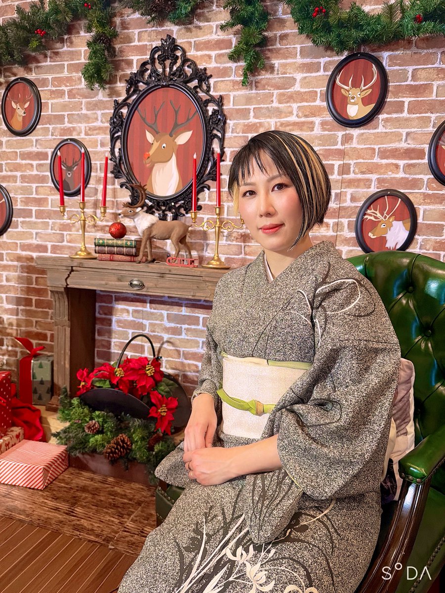 渋い着物で、クリスマス🎄ムード満点の所に行ってまいりました。

……不思議な写真だな。