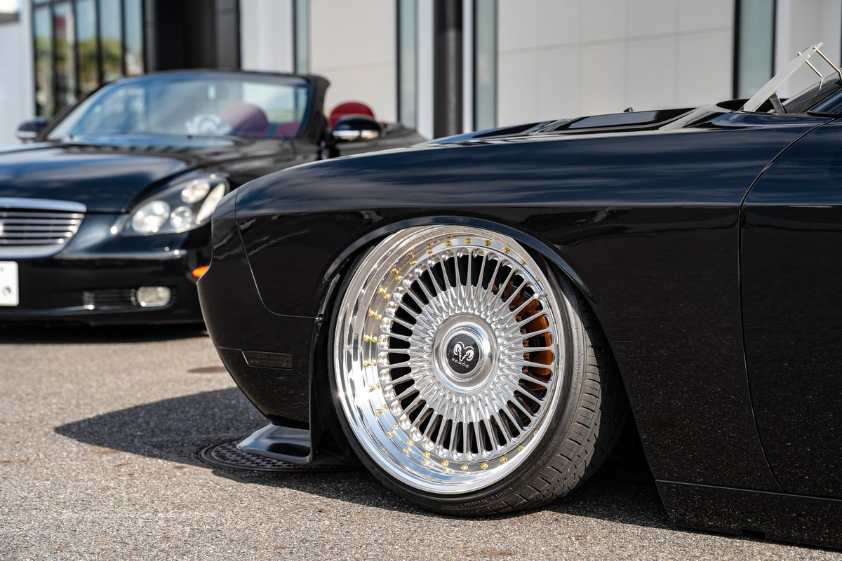 sss_70Noah's tweet photo. NEW Wheels🚗💨
ワンオフホイール完成✨

アメ車 × 現代日本VIPスタイルをテーマに、
EMITZとBBS RSからインスパイア。
“自分が本当にやりたかった形”を落とし込みました。
書ききれん程の拘りがあります

・size
22inch×4

・offset
F︰10j+5
R︰11j+15

・color
Polish×Black×Gold

#DODGECHALLENGER https://t.co/6kFkSvXG0T
