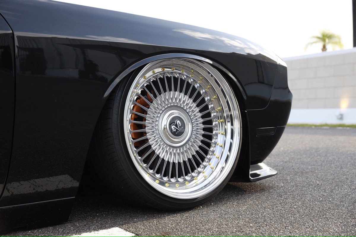 NEW Wheels🚗💨
ワンオフホイール完成✨

アメ車 × 現代日本VIPスタイルをテーマに、
EMITZとBBS RSからインスパイア。
“自分が本当にやりたかった形”を落とし込みました。
書ききれん程の拘りがあります

・size
22inch×4

・offset
F︰10j+5
R︰11j+15

・color
Polish×Black×Gold

#DODGECHALLENGER