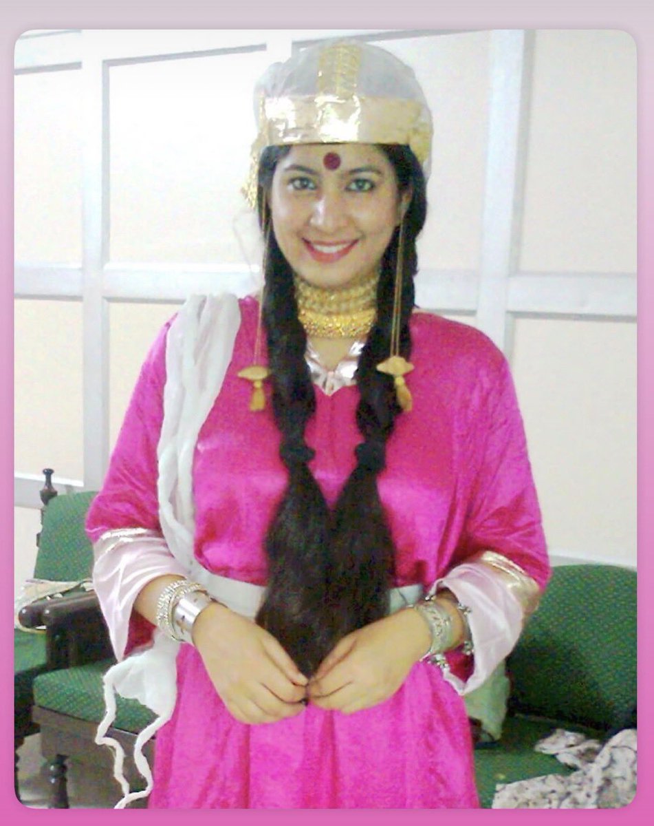 bhashasumbli's tweet image. That’s me in ##Pheran  
1. As Sharda Pandit in #thekashmirfiles
2. As Gulnar Sayyed in #Baramulla
3. As Queen of Nagas In my opera #Vitasta
4.  When asked to wear my identity back in NSD days
Its #pheran day ❤️🍁🙏🏼