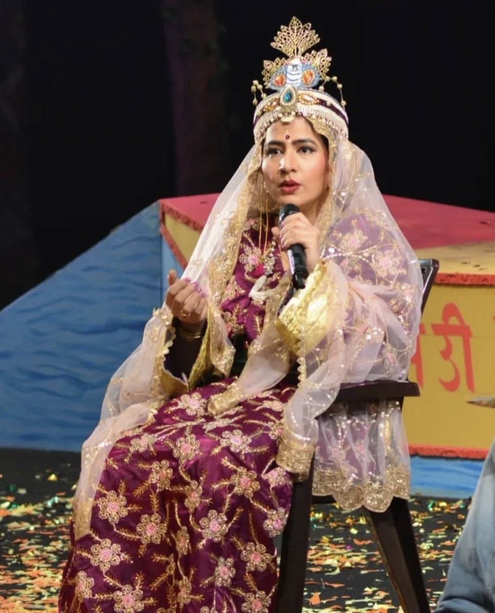 bhashasumbli's tweet image. That’s me in ##Pheran  
1. As Sharda Pandit in #thekashmirfiles
2. As Gulnar Sayyed in #Baramulla
3. As Queen of Nagas In my opera #Vitasta
4.  When asked to wear my identity back in NSD days
Its #pheran day ❤️🍁🙏🏼