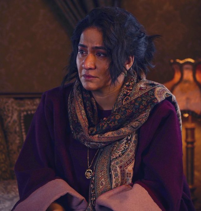 bhashasumbli's tweet image. That’s me in ##Pheran  
1. As Sharda Pandit in #thekashmirfiles
2. As Gulnar Sayyed in #Baramulla
3. As Queen of Nagas In my opera #Vitasta
4.  When asked to wear my identity back in NSD days
Its #pheran day ❤️🍁🙏🏼