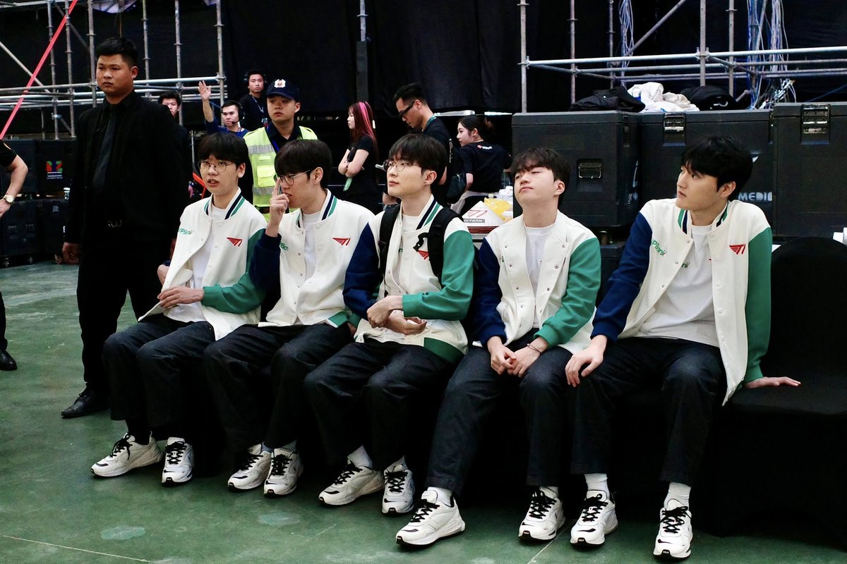 Why they all look like high school kids waiting for the school bus 🥹

#Doran #Oner #Faker #Peyz #Keria