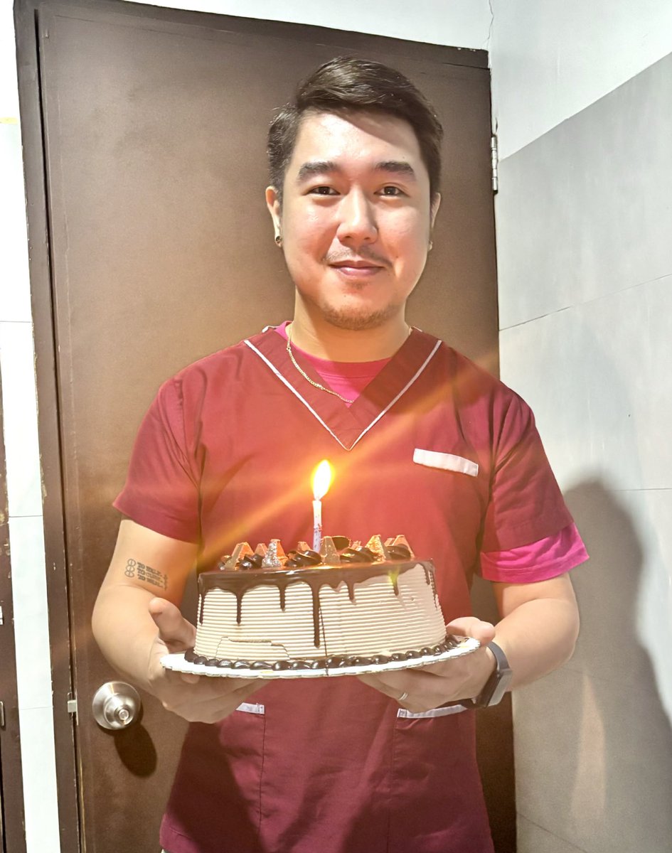 SUPERryMAN's tweet photo. Cakes for my 34th! 🎂 https://t.co/B4Vdeex24t