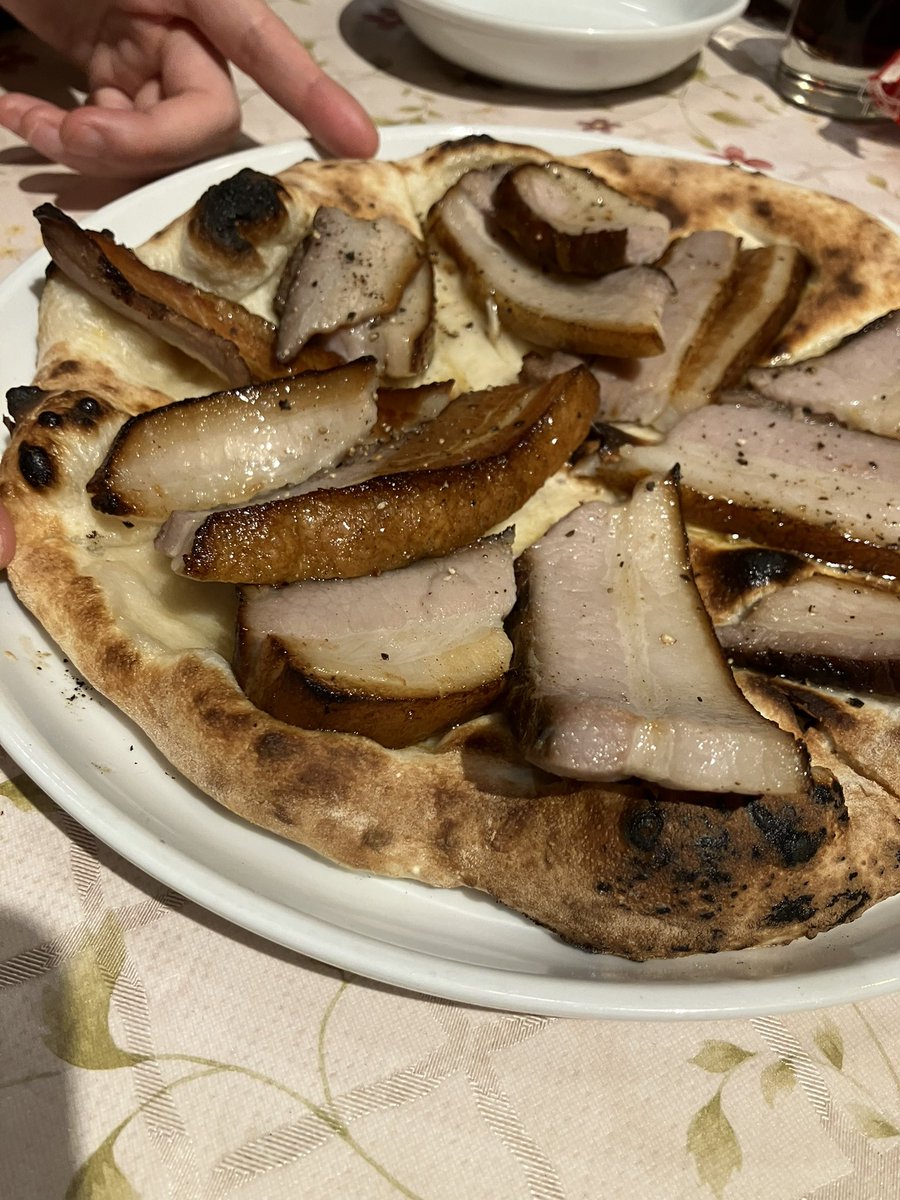 赤羽レッツェの自家製ベーコンのピザ

男の子ってこういうのが好きでしょ？を詰め込んだようなピザでした。うまし。