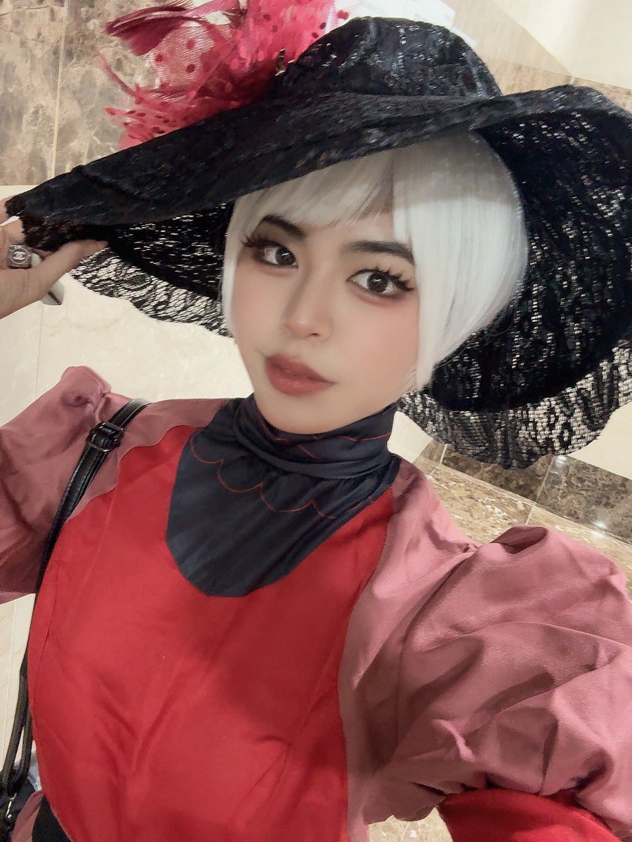 이 여자는 12월마다 검은 챙모자를 쓴 엄마가 됩니다. 이것이 과연 우연일까요?