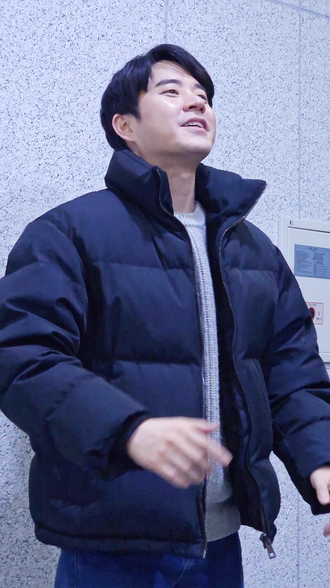 MAYO_126's tweet image. 끝인사 때 갑자기 까치발 하시면서ㅋㅋㅋㅋㅋ

“제가 키가 180만 됐어도 뒷분들도 잘 보였을텐데...”
“어쩔 수 없어요ㅜ 노력해서 되는 일이 아니에요ㅜ 죄송합니다ㅜ”

저는 180cm 문턔유 반대라고요
작고 소듕한 문턔유가 좋다고요