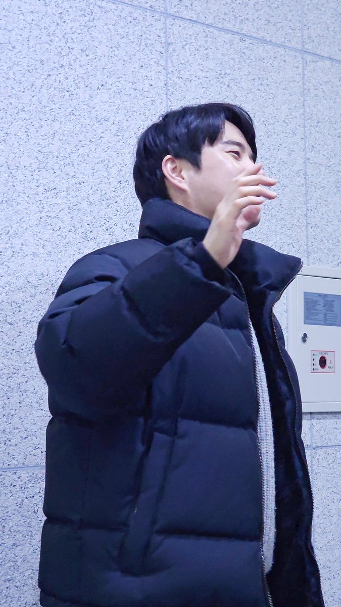 MAYO_126's tweet image. 끝인사 때 갑자기 까치발 하시면서ㅋㅋㅋㅋㅋ

“제가 키가 180만 됐어도 뒷분들도 잘 보였을텐데...”
“어쩔 수 없어요ㅜ 노력해서 되는 일이 아니에요ㅜ 죄송합니다ㅜ”

저는 180cm 문턔유 반대라고요
작고 소듕한 문턔유가 좋다고요