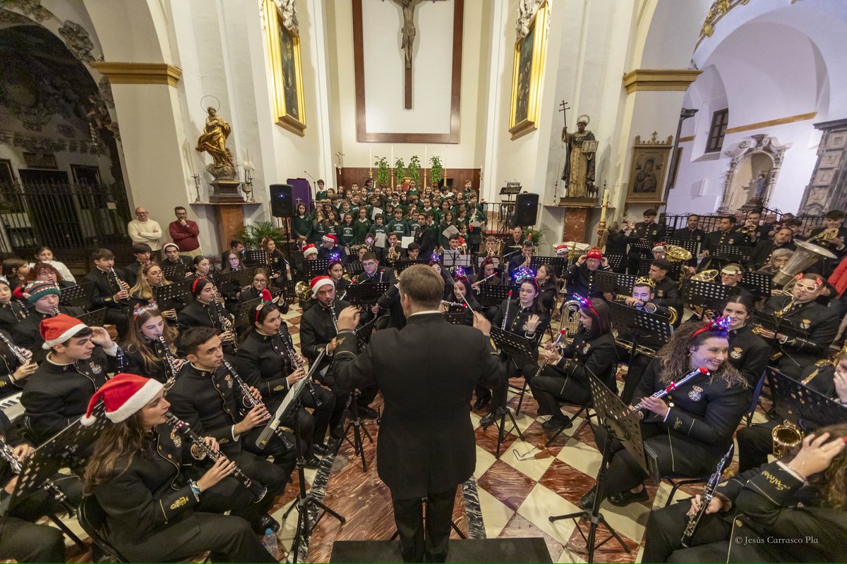 Banda_Mena's tweet photo. 📸 Con estas imágenes de nuestro tradicional Concierto de #Navidad🎄, queremos expresar nuestro más sincero agradecimiento:

A todos los asistentes por el cariño, la cercanía y el apoyo brindado a nuestra formación. 🫂

#BMSoledadMena ⚜️
#SuenaMena #CofradíasMLG https://t.co/thLixHVeDs