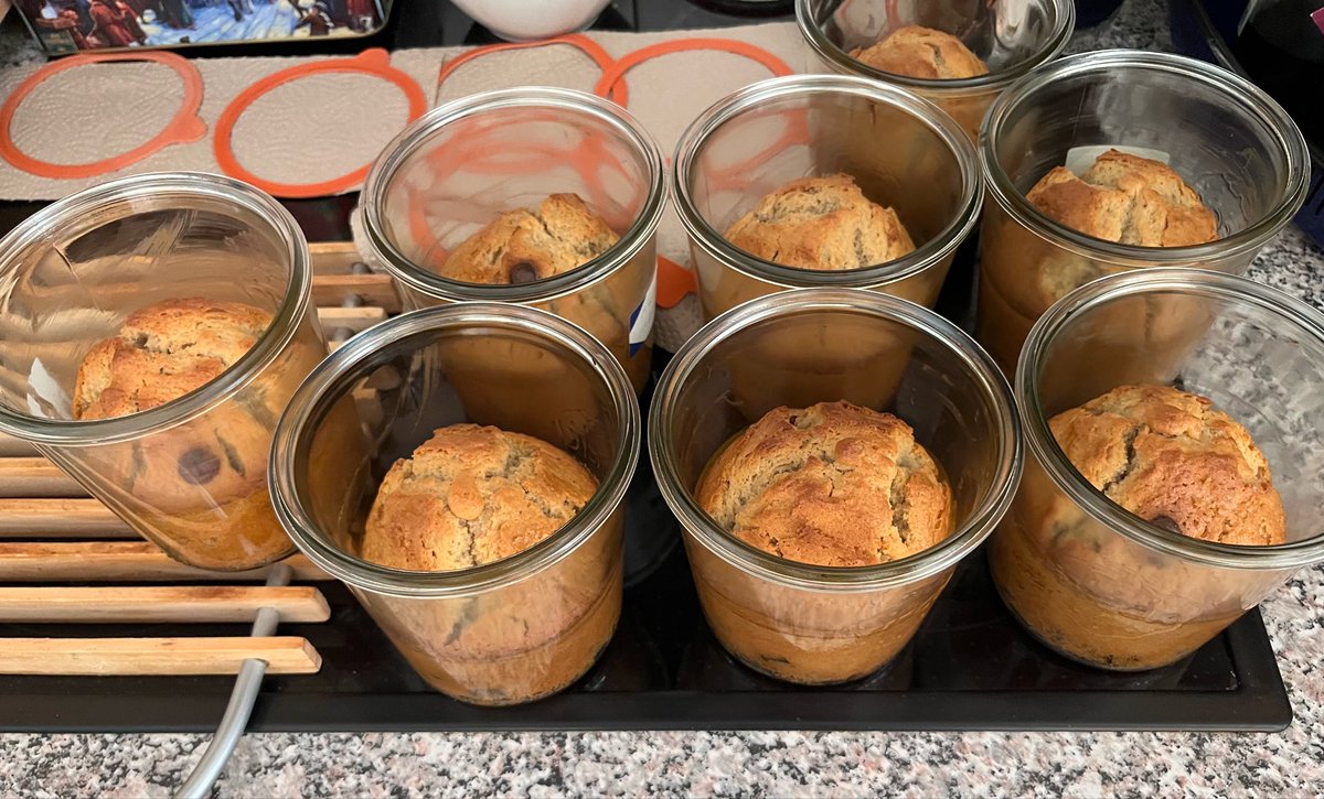 Trontir's tweet photo. #Advent + Winterzeit ist #Backzeit ! Neben Plätzchen lässt sich auch #Glaskuchen ohne viel Aufwand backen. Hält sich im Weckglas jahrelang + ist praktisch für den Vorrat. Wir machen ihn mit Cranberries in Amaretto und Schokolade. 😋
Kuchen statt Brot - geht auch! 😉#Krisenfit https://t.co/ARa011cqGm