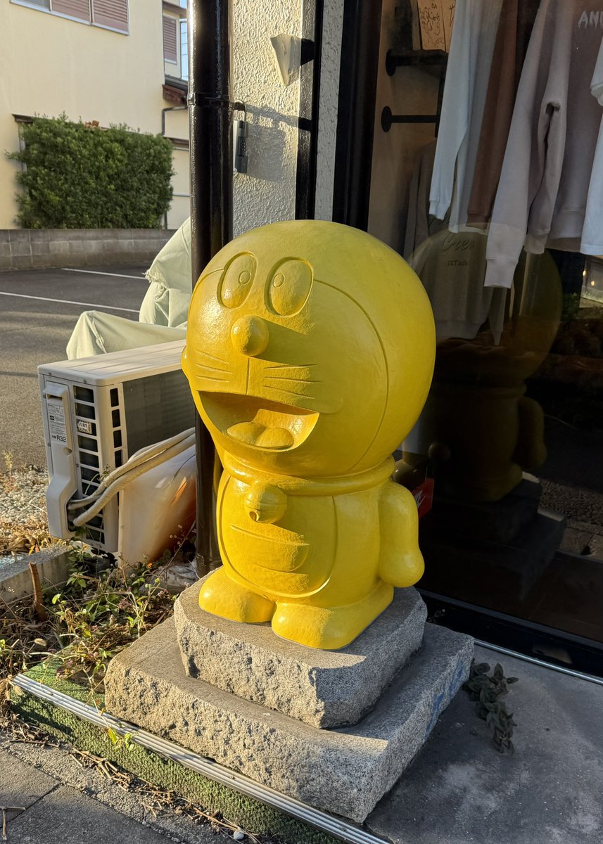 ドラえもん 154】 静岡市沼津市のFEELIN'にある像。造形自体は近い石像