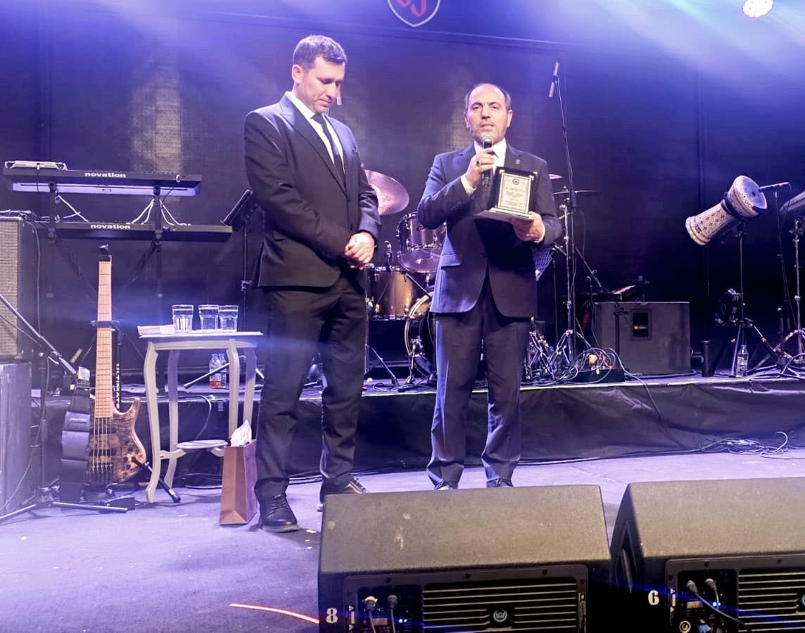 pauedutr's tweet photo. Rektörümüz Prof. Dr. Mahmud GÜNGÖR, Denizli İnşaat Mühendisleri Odası tarafından düzenlenen 71. Yıl Gala Gecesi’nde Meslekte 40. Yıl Plaketi ile onurlandırıldı.
Mühendislik mesleğine uzun yıllar boyunca sunduğu emek, bilgi ve katkıların bir nişanesi olarak takdim edilen plaket, gecenin anlamlı anları arasında yer aldı.
Pamukkale Üniversitesi ailesi olarak Rektörümüzü tebrik ediyor, meslek yaşamındaki birikiminin ilham vermeye devam etmesini diliyoruz. 💙🤍
@imodenizli 
#pamukkaleüniversitesi #paü #mahmudgüngör #imodenizli #meslekte40yıl