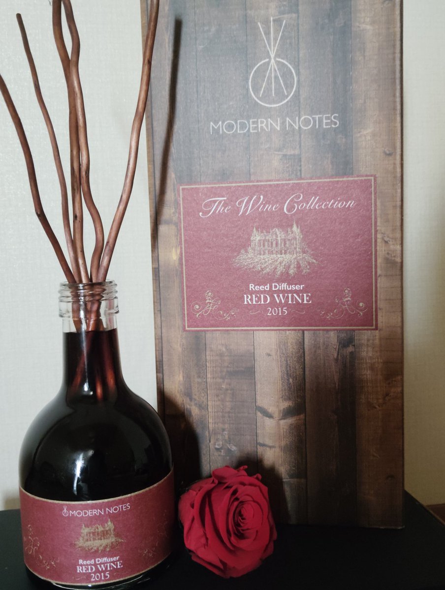 アルテアさんの生誕祭が先週だったのに乗り遅れてしまった。偶然頂いたルームフレグランスが赤ワインの香りだったから、今からでもアルテアさんを奉れということだと思う。公式情報に出てくる物とは違うけれど、赤ワインの香りが華やかな雰囲気。良い選択をしてもらえて嬉しい❤(ӦｖӦ｡)