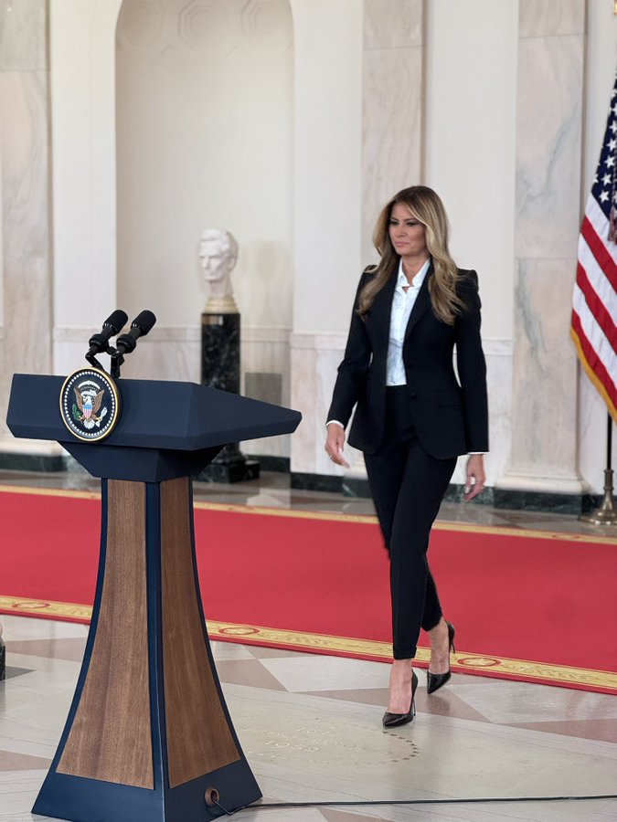 Victoria00025's tweet image. Describe Melania Trump in ONE word? 👇