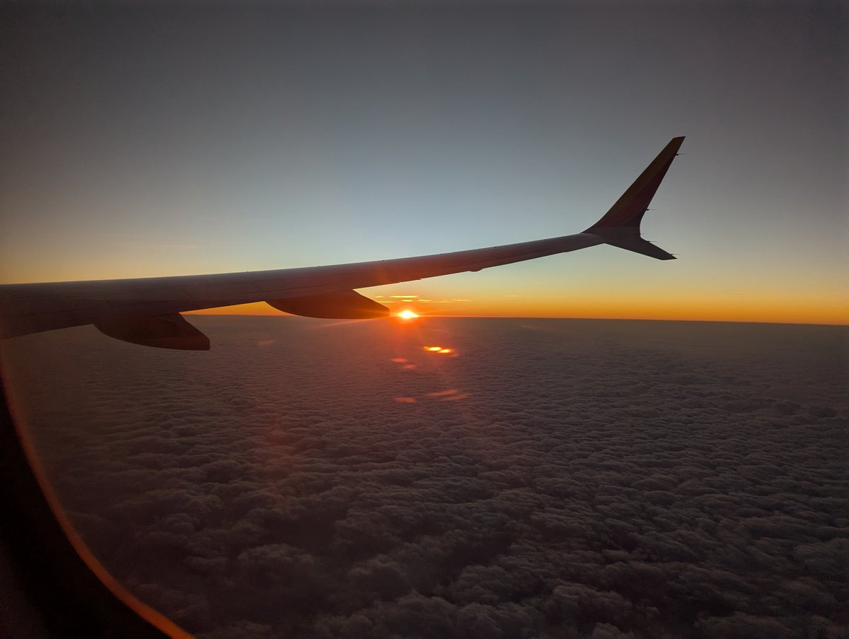 gidklio's tweet photo. Sunrise from @SouthwestAir DAL-LGA just a few minutes ago #WN2194 https://t.co/RahwtHEa8L