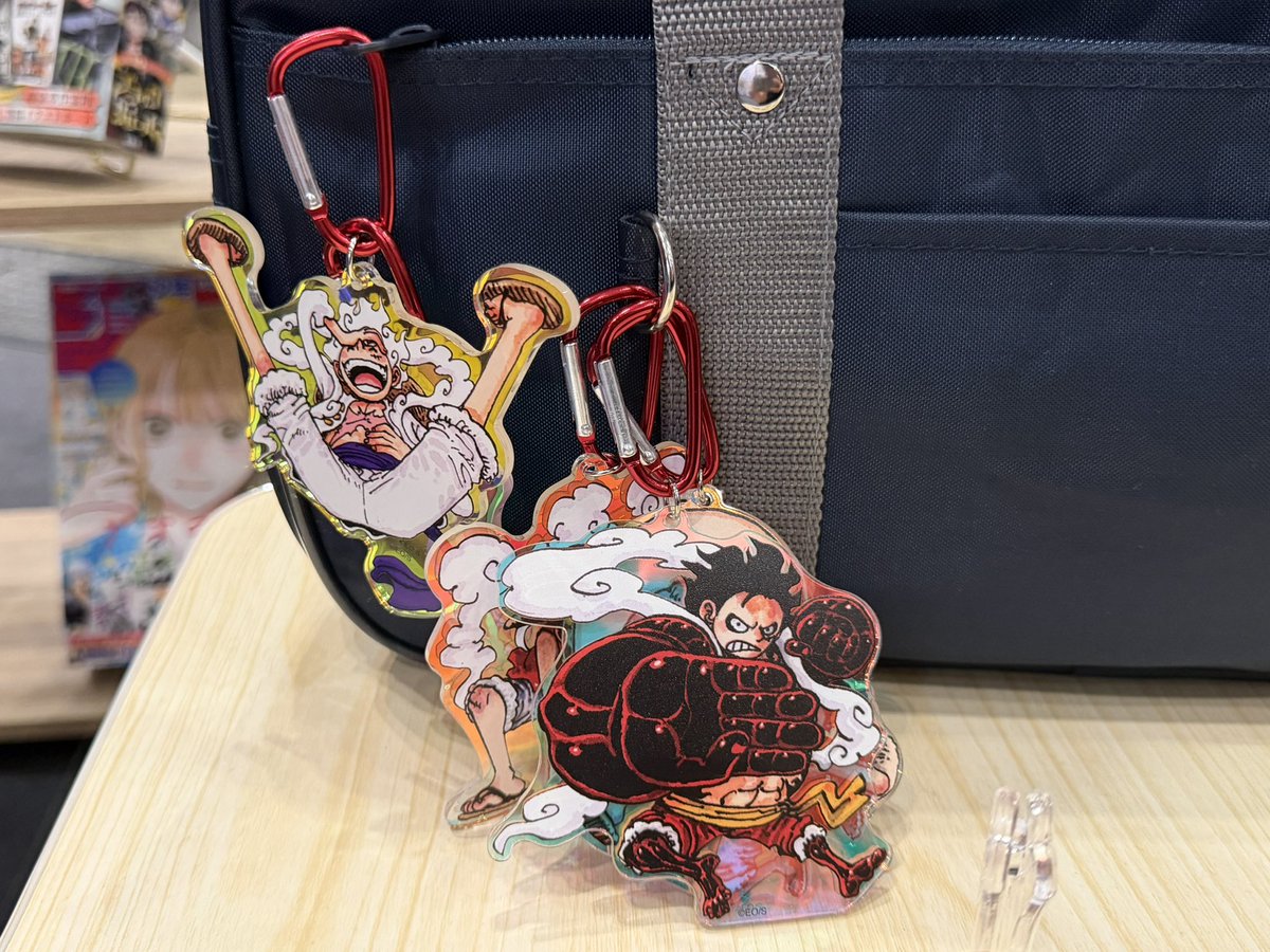 ONE PIECE アクリルキーホルダー＆缶バッジ セット ONE PIECE オーロラアクキー&メタリック缶バッジ 5種セット - メルカリ