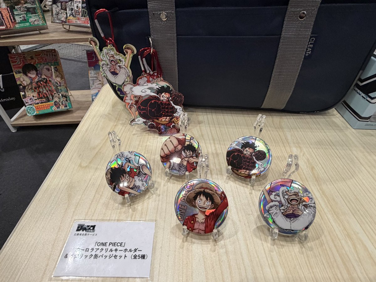 ONE PIECE オーロラアクリルキーホルダー&メタリック缶バッジセット(全