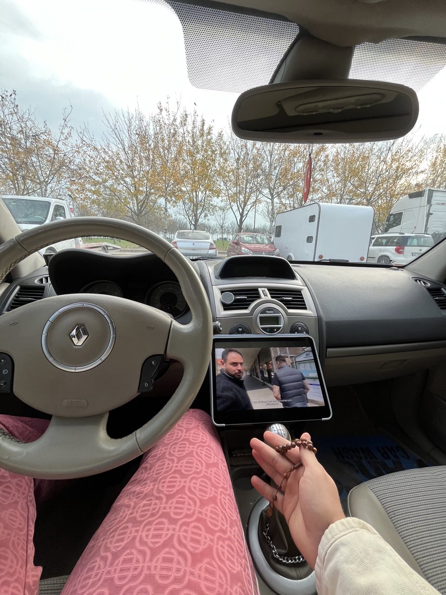 dingaligaley's tweet image. kardeşi at binmeye getirdim yanda video akıyor ben de reels kaydırıyorum keyifli pazar