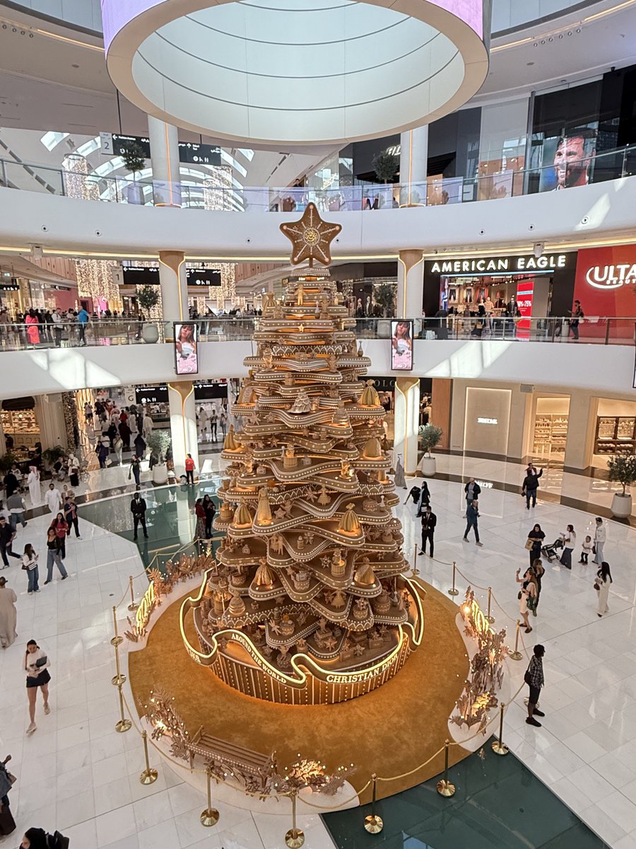 Sajwani's tweet image. Dubai ✨🇦🇪 massive Christmas tree 🎄by Christian Dior 

📸 by me