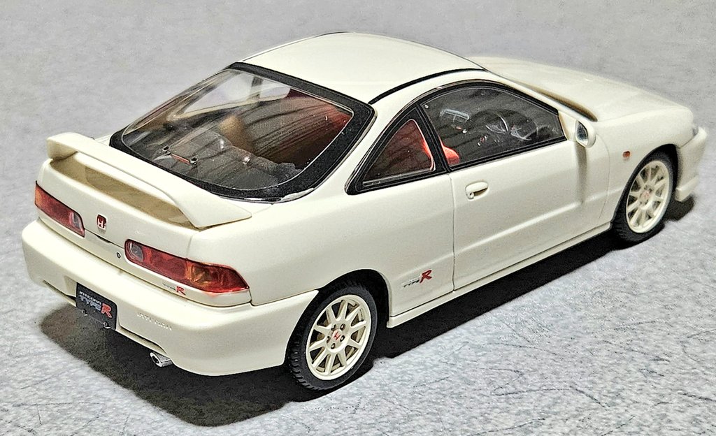 #アオシマアンバサダー　#アオシマ
#カッコインテグラR　#楽プラ
楽プラ・インテグラR、完成～🎵😆

今回、手を加えたのはこれだけ。
・ボディのパーティングライン消し
・シートを赤レカロに
・マフラーカッターをシルバーに

アオシマがパーツ構成やシール素材にも拘り、楽プラはさらに進化した‼️😤