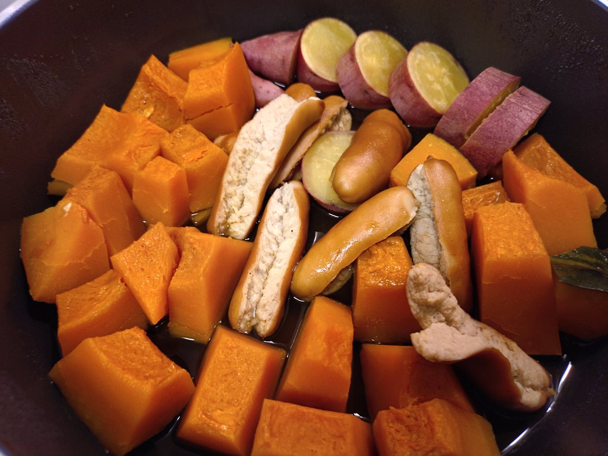 明日食べるかぼちゃの煮物出来た！

Q.何故さつまいもを入れた？
A.さつまいもも煮たら美味しいかなと思いまして｡
Q.何故ソーセージも入れた？
A.美味しそうだからだ｡
Q.ソーセージ破裂しとるやん！
A.ごめんなさい(´・ω・｀)