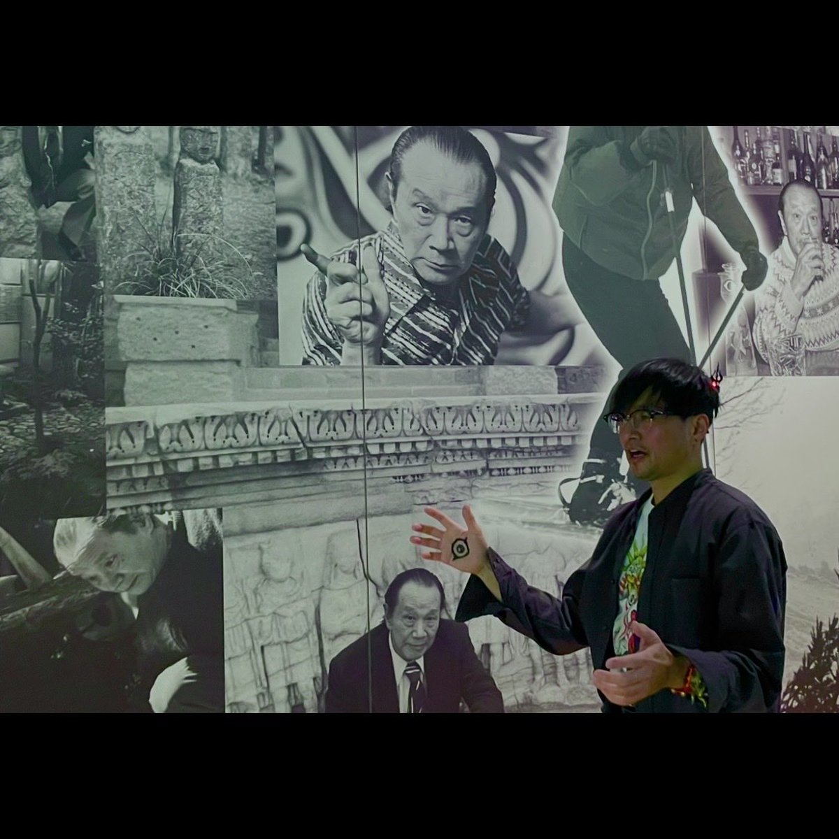 “いっくんごっこ”③
岡本太郎美術館にて
『帰ってくれタローマン』の“爆発だッ！タローマン（独唱）”撮影場所を探したり、展示位置変更の発見があったりして楽しい🪬✨
（※もちろん歌ってないし、学芸員さんに確認して上げてます）#タローマン #山口一郎 

←山口一郎さん　　　　　山口ニセ郎→