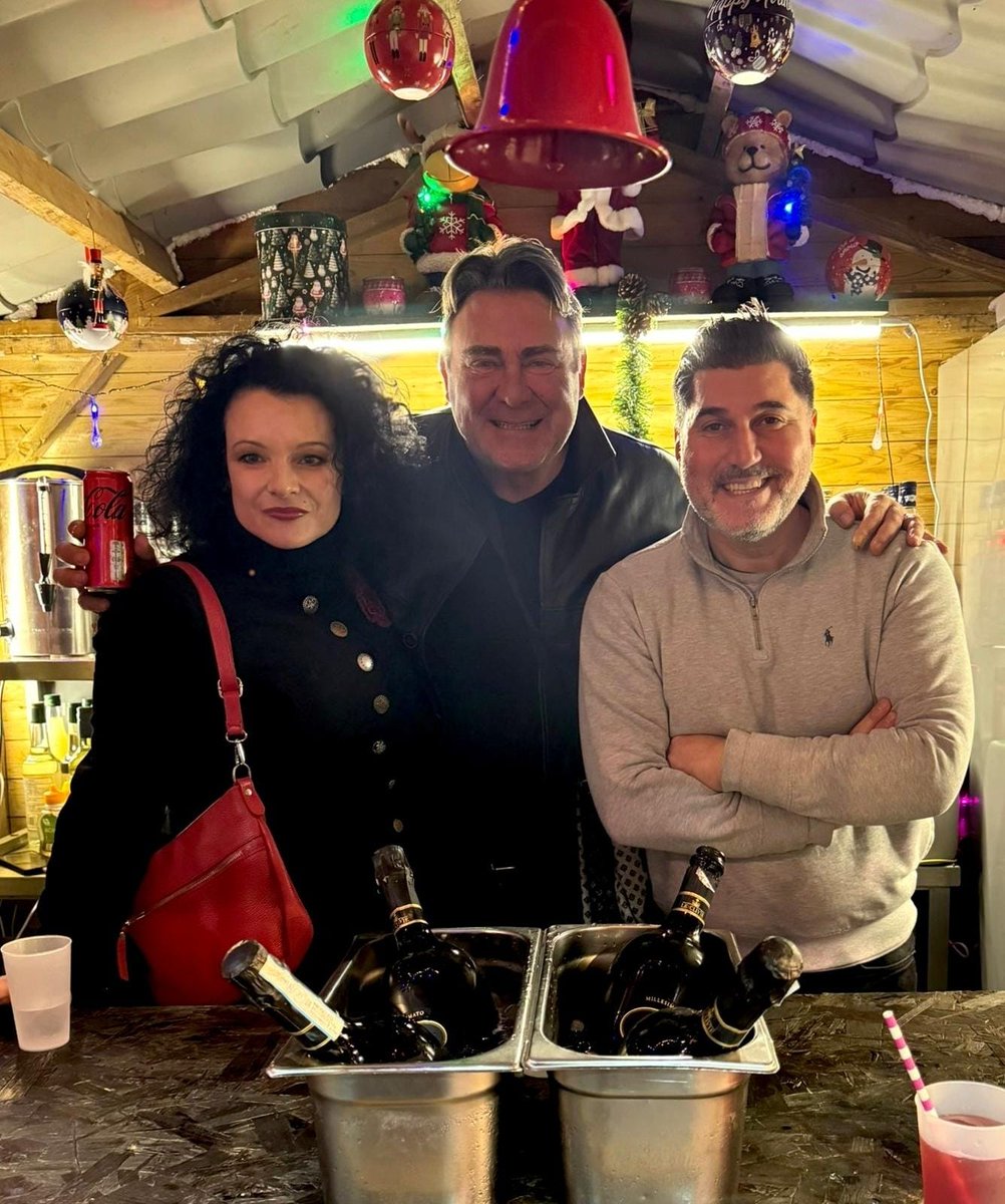 ducarmedenis's tweet image. Bon moment sur le marché de Noël avec @SBellensDucarme à #Charleroi place de la digue et notre ami Umut Karasular à son chalet « l’alchimiste ». Embrassez-le de notre part si vous y passez, de belles fêtes à toutes et tous ;-) !