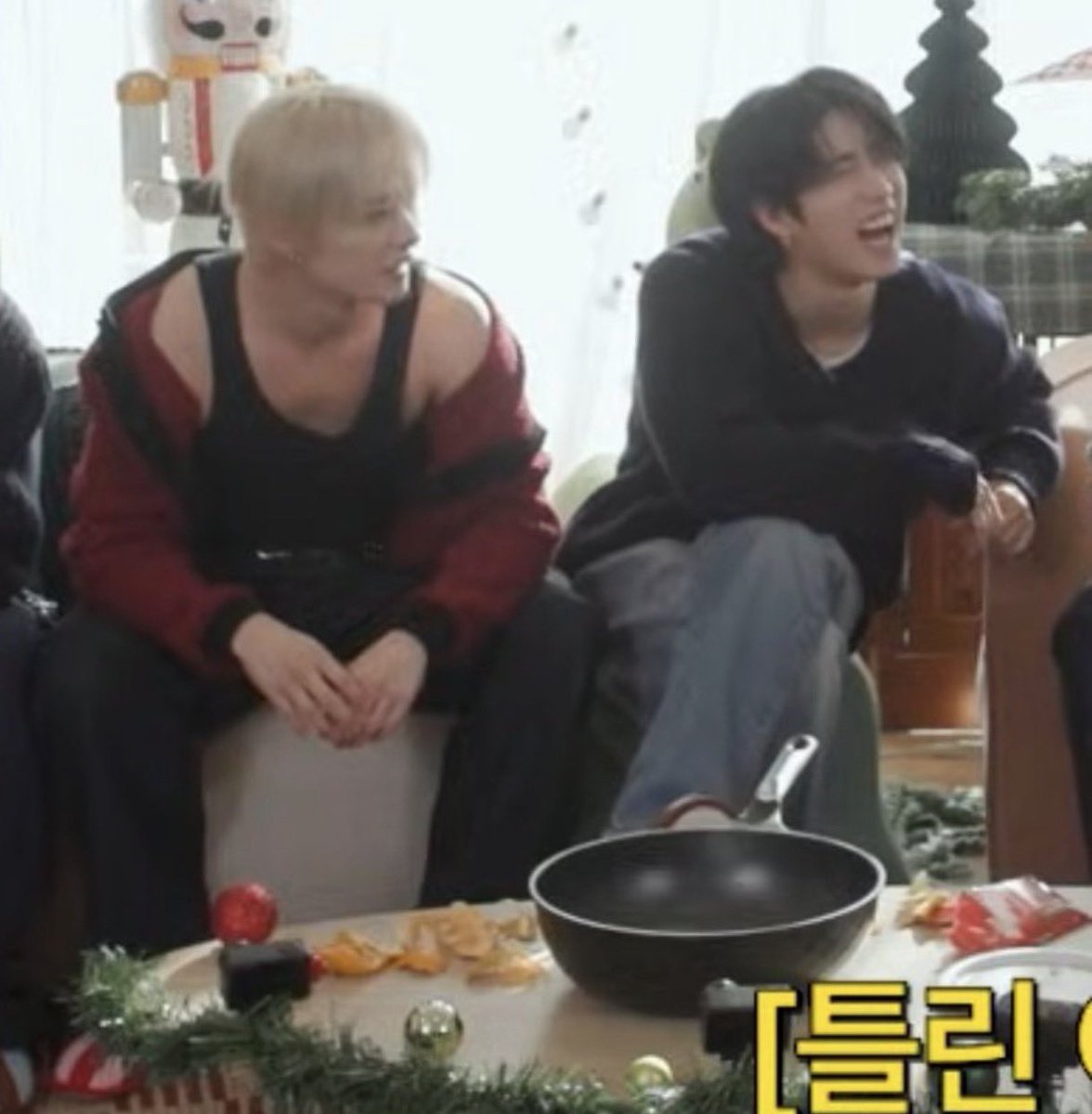 again, the difference in how they're sitting 🚬🚬