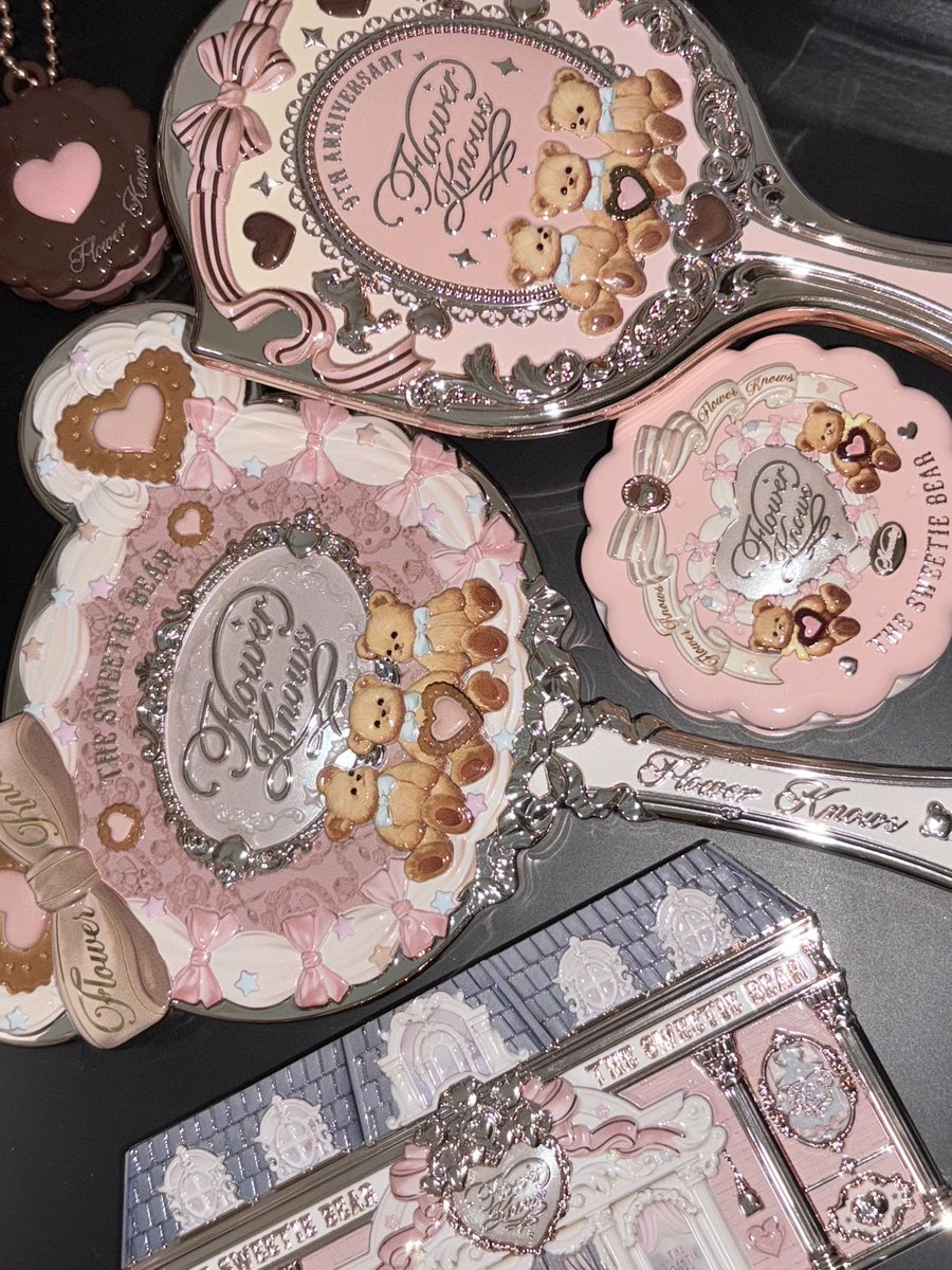 2611AGN7110WYW's tweet image. #rt + #follow 한 분께 플라워노즈 스위티베어 손거울 크리미 핑크 보내드릴게요! 🧸

기쁜 일 가득했던 2025년을 마무리하며, 가장 좋아했던 아이템으로다가 첫 알티이벤트 올려 봅니당•••👀💕 앞으로도 친하게 지내요 🫶🏻