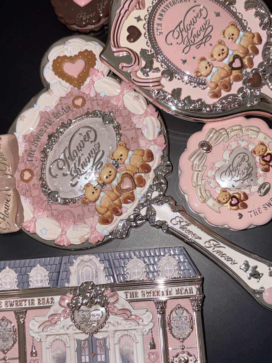 2611AGN7110WYW's tweet image. #rt + #follow 한 분께 플라워노즈 스위티베어 손거울 크리미 핑크 보내드릴게요! 🧸

기쁜 일 가득했던 2025년을 마무리하며, 가장 좋아했던 아이템으로다가 첫 알티이벤트 올려 봅니당•••👀💕 앞으로도 친하게 지내요 🫶🏻