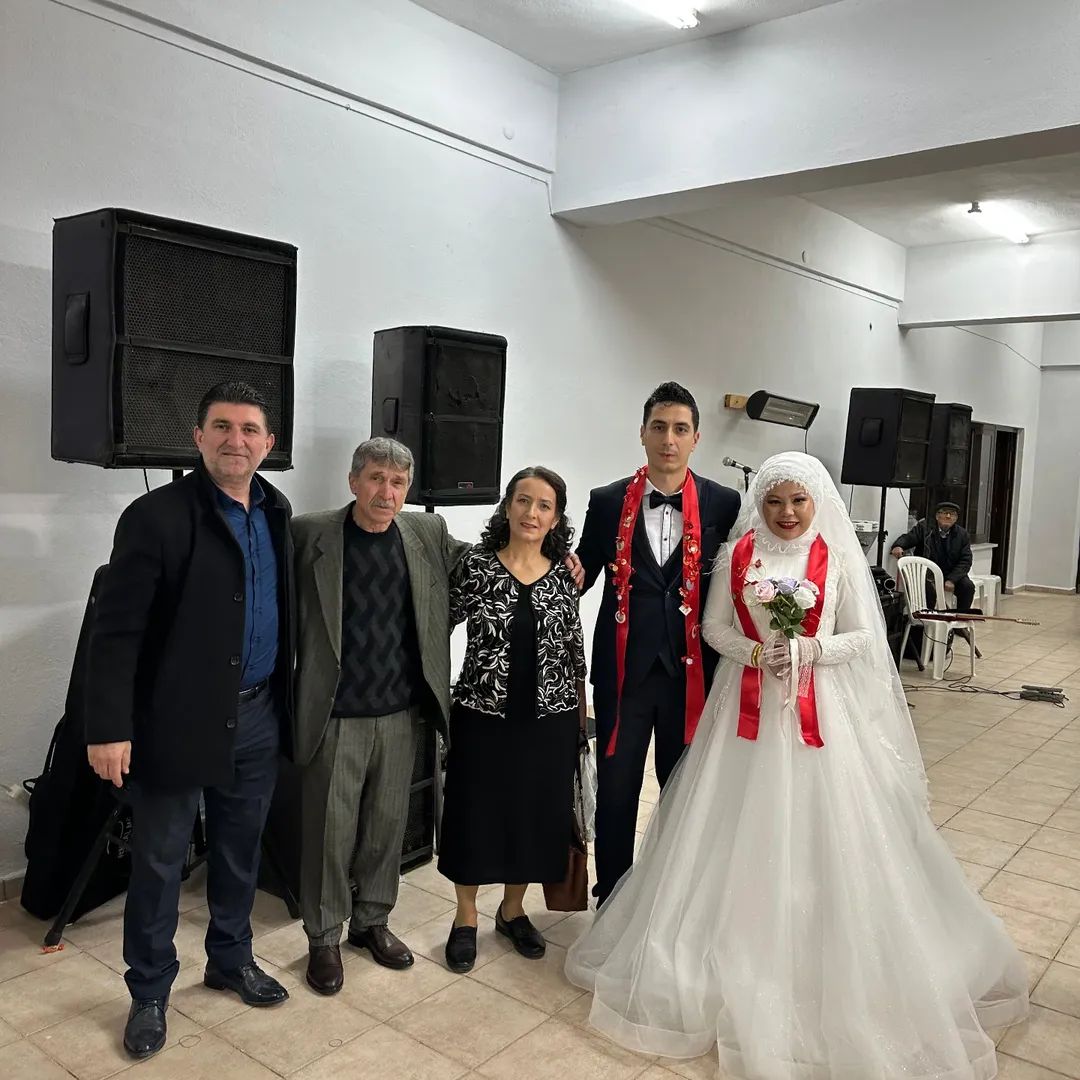 Ersen ve Cıtra’nın Sarıcaali Köyü’nde düzenlenen evlenme törenlerine katılarak mutluluklarına ortak olduk.
Genç çiftimize bir ömür boyu mutluluklar diliyor, Adalı ailesini tebrik ediyoruz.