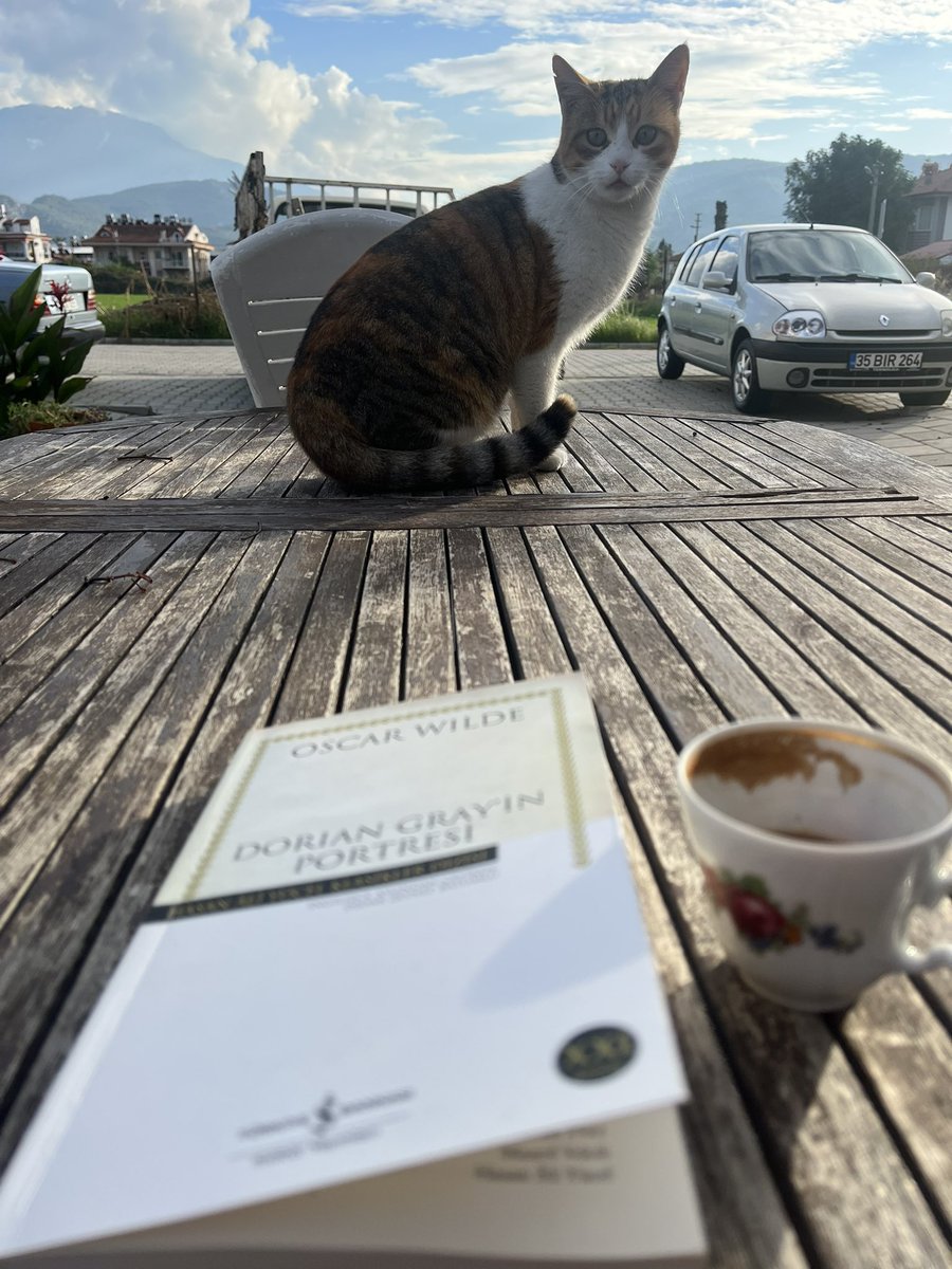 Kitap, kahve ve Şans. Pazar dinlenmesi.