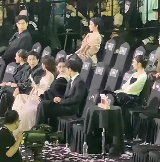 Sun_Mirae's tweet photo. Just move to side to side. Just kidding ๐
And as always Feiyu Yinglu communicate with their gaze to each other ๐
#WangYinglu #Yinglu #ChenFeiyu #TENCENTVIDEOALLSTARNIGHT2025 #WhenDestinyBringsTheDemon https://t.co/dS6pS12LaJ